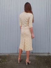 Charger l'image dans la galerie, Ensemble vintage Amy - Blazer et jupe écru en dentelle doublé de soie à pois. Taille XS, 34, 36. Armand Ventilo. Made in France.