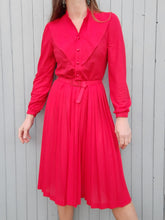 Charger l'image dans la galerie, Robe vintage Ondine - Plissée rouge. Taille S, 36, 38.