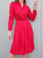 Charger l'image dans la galerie, Robe vintage Ondine - Plissée rouge. Taille S, 36, 38.