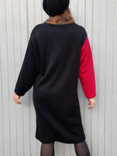 Charger l'image dans la galerie, Robe pull vintage Maddo - Color block noire & rouge. Taille XL, 42, 44