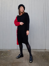 Charger l'image dans la galerie, Robe pull vintage Maddo - Color block noire & rouge. Taille XL, 42, 44