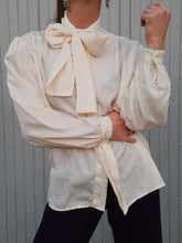 Charger l'image dans la galerie, Chemisier vintage Anaïs - Col Lavallière, plumetis irisé. Taille XXL, 44, 46. Made in France