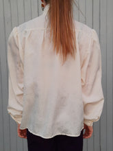 Charger l'image dans la galerie, Chemisier vintage Anaïs - Col Lavallière, plumetis irisé. Taille XXL, 44, 46. Made in France