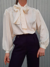 Charger l'image dans la galerie, Chemisier vintage Anaïs - Col Lavallière, plumetis irisé. Taille XXL, 44, 46. Made in France