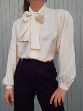 Charger l'image dans la galerie, Chemisier vintage Anaïs - Col Lavallière, plumetis irisé. Taille XXL, 44, 46. Made in France