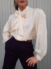 Charger l'image dans la galerie, Chemisier vintage Anaïs - Col Lavallière, plumetis irisé. Taille XXL, 44, 46. Made in France
