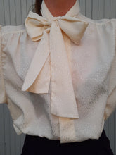 Charger l'image dans la galerie, Chemisier vintage Anaïs - Col Lavallière, plumetis irisé. Taille XXL, 44, 46. Made in France