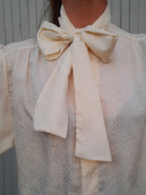 Charger l'image dans la galerie, Chemisier vintage Anaïs - Col Lavallière, plumetis irisé. Taille XXL, 44, 46. Made in France