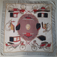 Charger l'image dans la galerie, Foulard vintage Tessy - Carré Hermès - Les voitures à transformation. La Perriere. 89 x 87