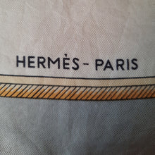 Charger l'image dans la galerie, Foulard vintage Tessy - Carré Hermès - Les voitures à transformation. La Perriere. 89 x 87