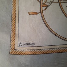 Charger l'image dans la galerie, Foulard vintage Tessy - Carré Hermès - Les voitures à transformation. La Perriere. 89 x 87