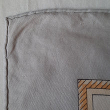 Charger l'image dans la galerie, Foulard vintage Tessy - Carré Hermès - Les voitures à transformation. La Perriere. 89 x 87