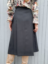 Charger l'image dans la galerie, Jupe portefeuille vintage Anne - Plissée noire. Taille XXL, 44, 46. Made in France.