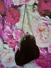 Charger l'image dans la galerie, Minaudière vintage Clara - Fermoir métallique ajouré et peau retournée marron. Fantasia - Le Sac De France.