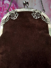 Charger l'image dans la galerie, Minaudière vintage Clara - Fermoir métallique ajouré et peau retournée marron. Fantasia - Le Sac De France.