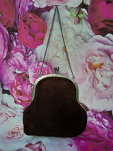 Charger l'image dans la galerie, Minaudière vintage Clara - Fermoir métallique ajouré et peau retournée marron. Fantasia - Le Sac De France.