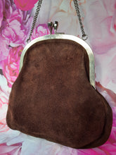 Charger l'image dans la galerie, Minaudière vintage Clara - Fermoir métallique ajouré et peau retournée marron. Fantasia - Le Sac De France.