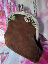 Charger l'image dans la galerie, Minaudière vintage Clara - Fermoir métallique ajouré et peau retournée marron. Fantasia - Le Sac De France.