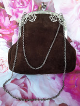 Charger l'image dans la galerie, Minaudière vintage Clara - Fermoir métallique ajouré et peau retournée marron. Fantasia - Le Sac De France.