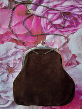 Charger l'image dans la galerie, Minaudière vintage Clara - Fermoir métallique ajouré et peau retournée marron. Fantasia - Le Sac De France.