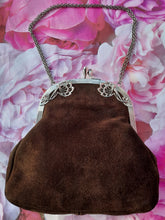 Charger l'image dans la galerie, Minaudière vintage Clara - Fermoir métallique ajouré et peau retournée marron. Fantasia - Le Sac De France.