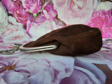 Charger l'image dans la galerie, Minaudière vintage Clara - Fermoir métallique ajouré et peau retournée marron. Fantasia - Le Sac De France.