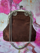 Charger l'image dans la galerie, Minaudière vintage Clara - Fermoir métallique ajouré et peau retournée marron. Fantasia - Le Sac De France.