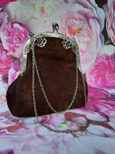 Charger l'image dans la galerie, Minaudière vintage Clara - Fermoir métallique ajouré et peau retournée marron. Fantasia - Le Sac De France.
