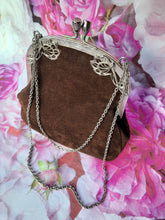 Charger l'image dans la galerie, Minaudière vintage Clara - Fermoir métallique ajouré et peau retournée marron. Fantasia - Le Sac De France.