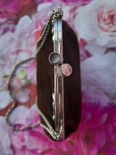 Charger l'image dans la galerie, Minaudière vintage Clara - Fermoir métallique ajouré et peau retournée marron. Fantasia - Le Sac De France.