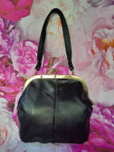 Charger l'image dans la galerie, Minaudière vintage Mélissa - Fermoir métallique. Cuir noir
