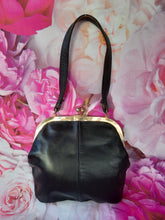 Charger l'image dans la galerie, Minaudière vintage Mélissa - Fermoir métallique. Cuir noir