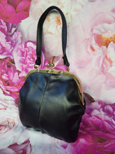 Charger l'image dans la galerie, Minaudière vintage Mélissa - Fermoir métallique. Cuir noir
