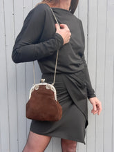 Charger l'image dans la galerie, Minaudière vintage Clara - Fermoir métallique ajouré et peau retournée marron. Fantasia - Le Sac De France.