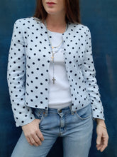 Charger l'image dans la galerie, Blazer vintage Coralie - Bleu clair à pois noirs. Taille S ou 36, 38. Louis Féraud.