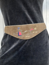 Charger l'image dans la galerie, Ceinture vintage Armelle - Cuir velours kaki. Paysanne. Taille L, 40, 42