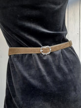Charger l'image dans la galerie, Ceinture vintage Armelle - Cuir velours kaki. Paysanne. Taille L, 40, 42