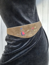 Charger l'image dans la galerie, Ceinture vintage Armelle - Cuir velours kaki. Paysanne. Taille L, 40, 42