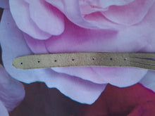 Charger l'image dans la galerie, Ceinture vintage Eulalie - Cuir blanc décoré de perles multi rang.