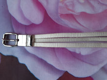 Charger l'image dans la galerie, Ceinture vintage Eulalie - Cuir blanc décoré de perles multi rang.