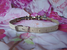 Charger l'image dans la galerie, Ceinture vintage Eulalie - Cuir blanc décoré de perles multi rang.