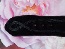 Charger l'image dans la galerie, Ceinture vintage Jade - Cuir suédé noir et boucle argentée. T 80. L' Aiglon. Made in France.
