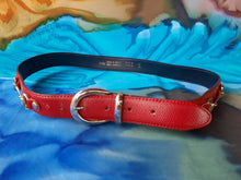 Charger l'image dans la galerie, Ceinture vintage Léna - Croute de vachette rouge et décorations métalliques dorées. Made in France.