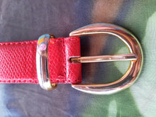 Charger l'image dans la galerie, Ceinture vintage Léna - Croute de vachette rouge et décorations métalliques dorées. Made in France.