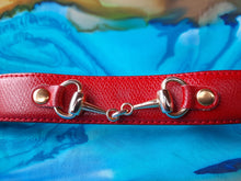 Charger l'image dans la galerie, Ceinture vintage Léna - Croute de vachette rouge et décorations métalliques dorées. Made in France.