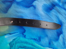 Charger l'image dans la galerie, Ceinture vintage Léna - Croute de vachette rouge et décorations métalliques dorées. Made in France.