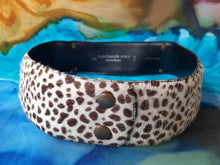 Charger l'image dans la galerie, Ceinture vintage Noor - Cuir et poils rasé léopard. Chaîne dorée. T 75. Jean François Esten. Made in France.