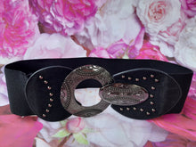 Charger l'image dans la galerie, Ceinture élastiquée Alice - Grosse boucle cloutée argentée. T 80.
