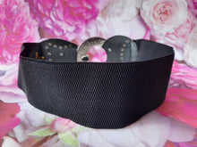 Charger l'image dans la galerie, Ceinture élastiquée Alice - Grosse boucle cloutée argentée. T 80.