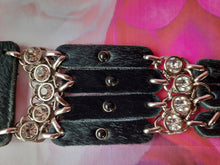 Charger l'image dans la galerie, Ceinture vintage Claudie - Chaînes multi rang poils noirs ornée d'un guépard. T 85. José Cotel. Made in France